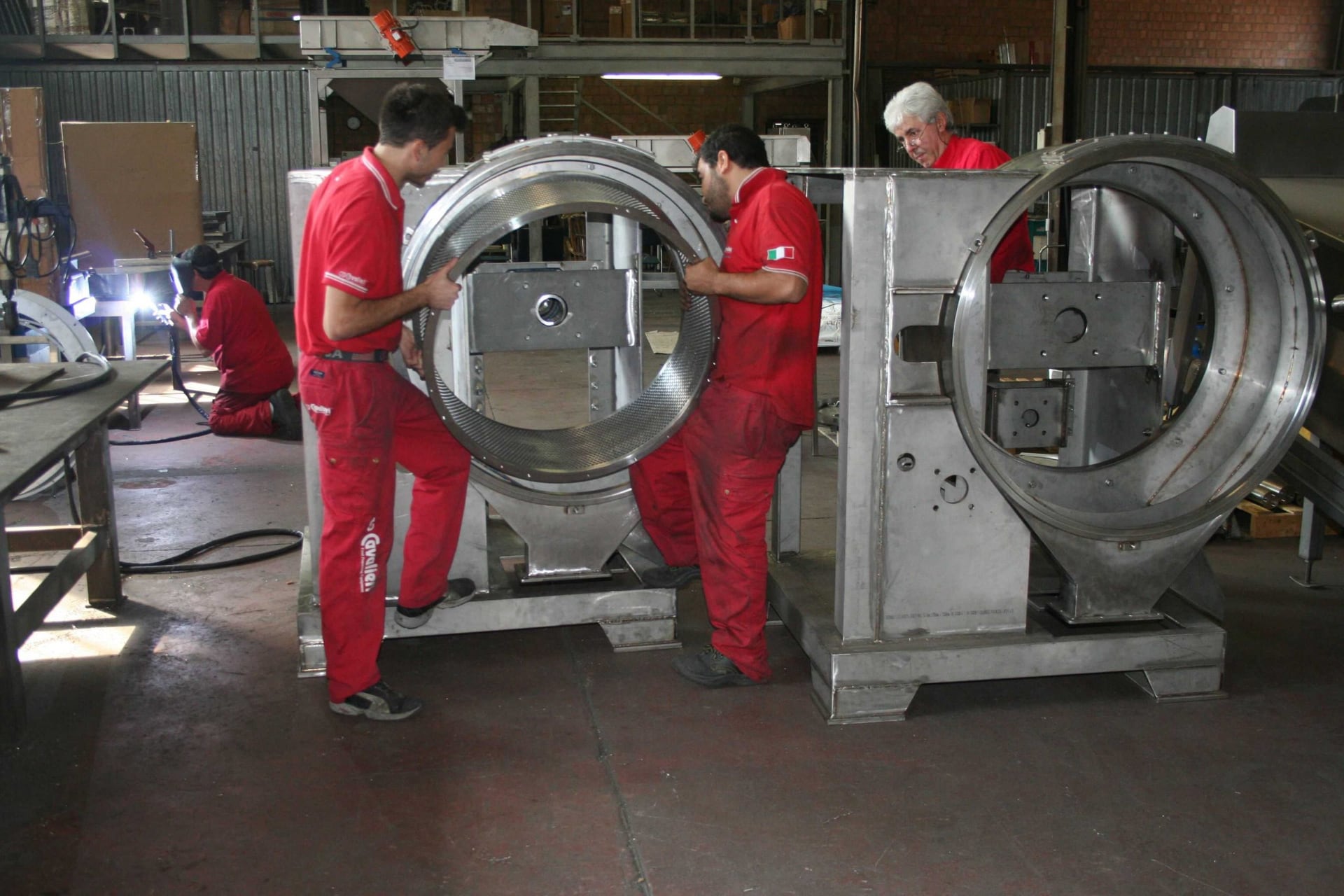 Il team Cavalieri al lavoro in officina